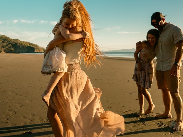 family_hug_ef8c7ce2