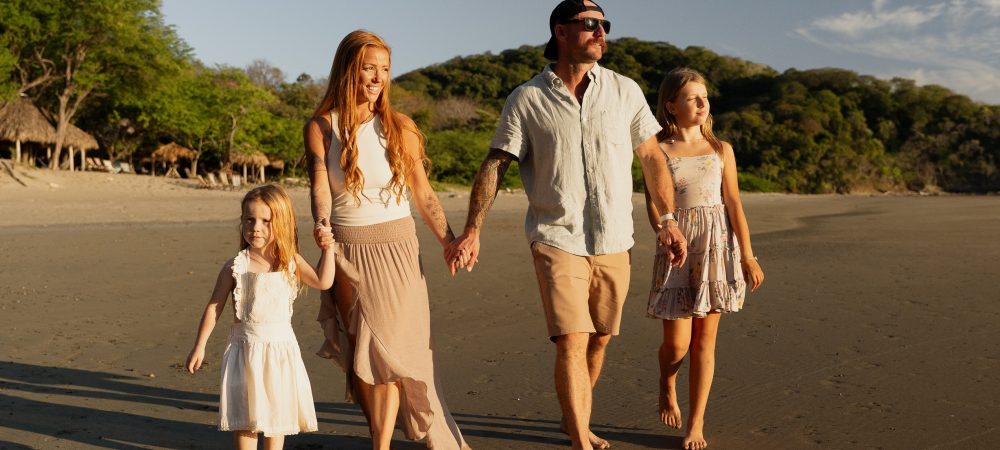 family_walking_8caa4b6e